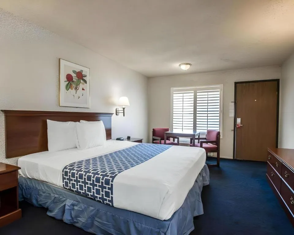 Bed in Econo Lodge Moreno Valley