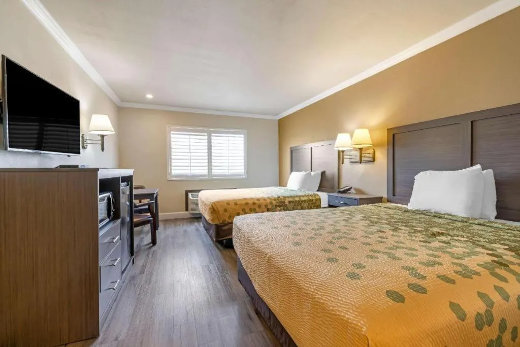 Bed in Econo Lodge Moreno Valley