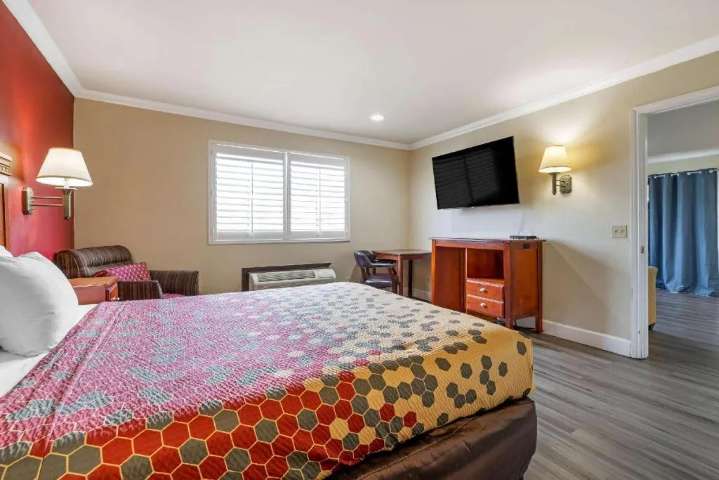 Bed in Econo Lodge Moreno Valley