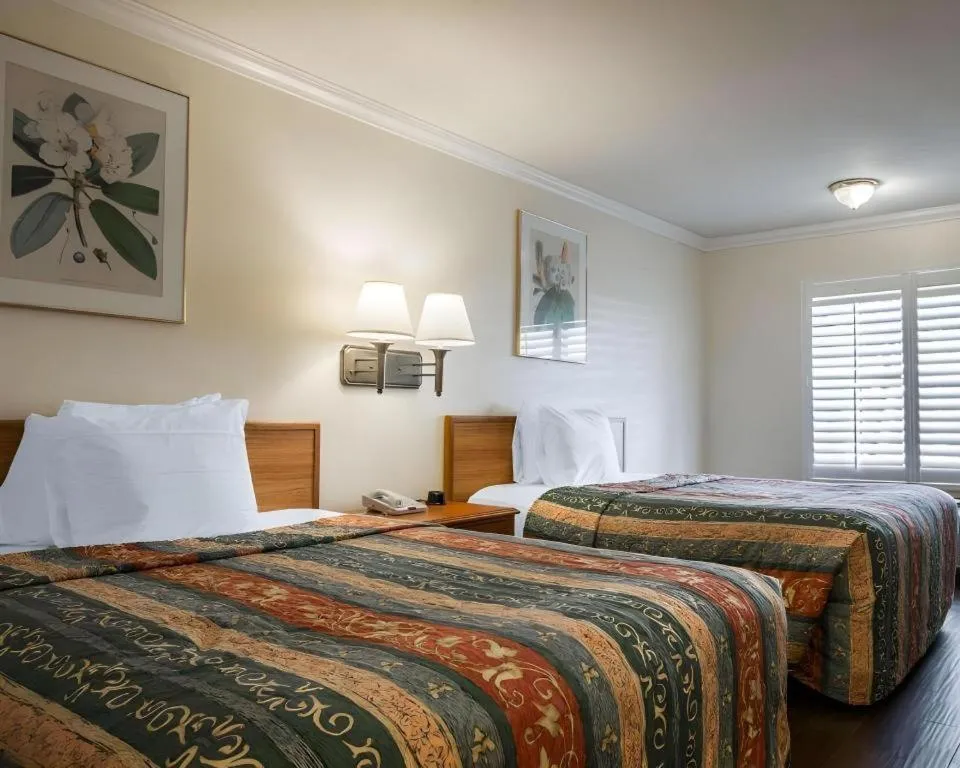 Bed in Econo Lodge Moreno Valley