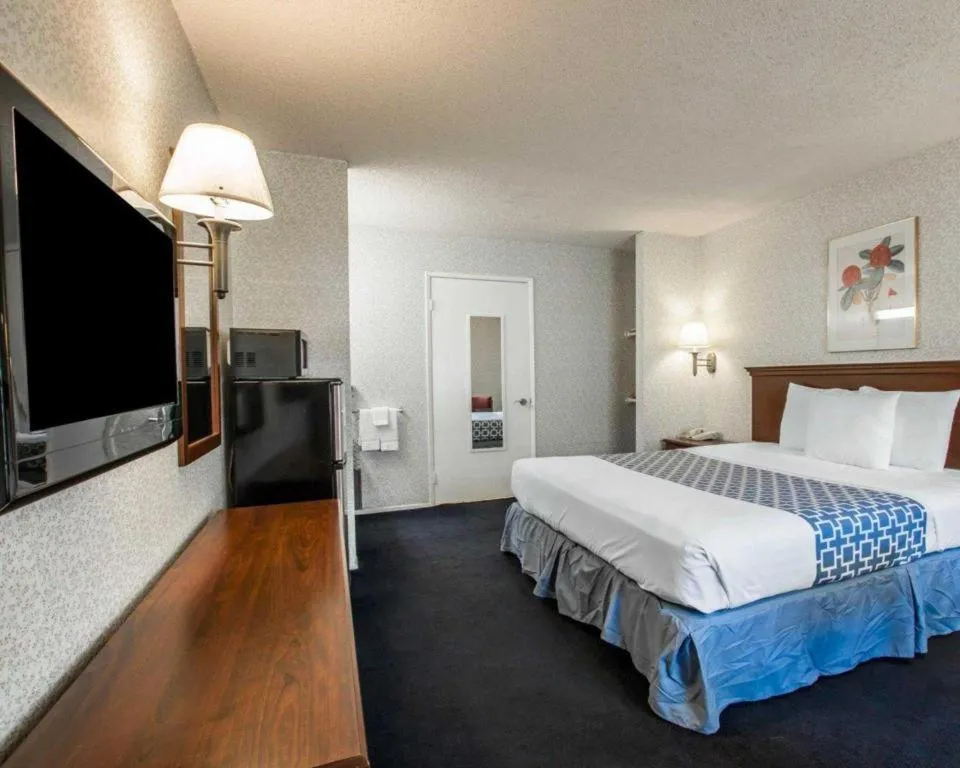 Bed in Econo Lodge Moreno Valley