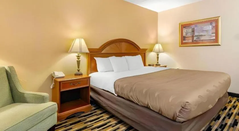 Bed in Quality Inn near Martinsville Speedway