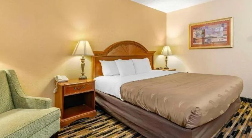 Bed in Quality Inn near Martinsville Speedway