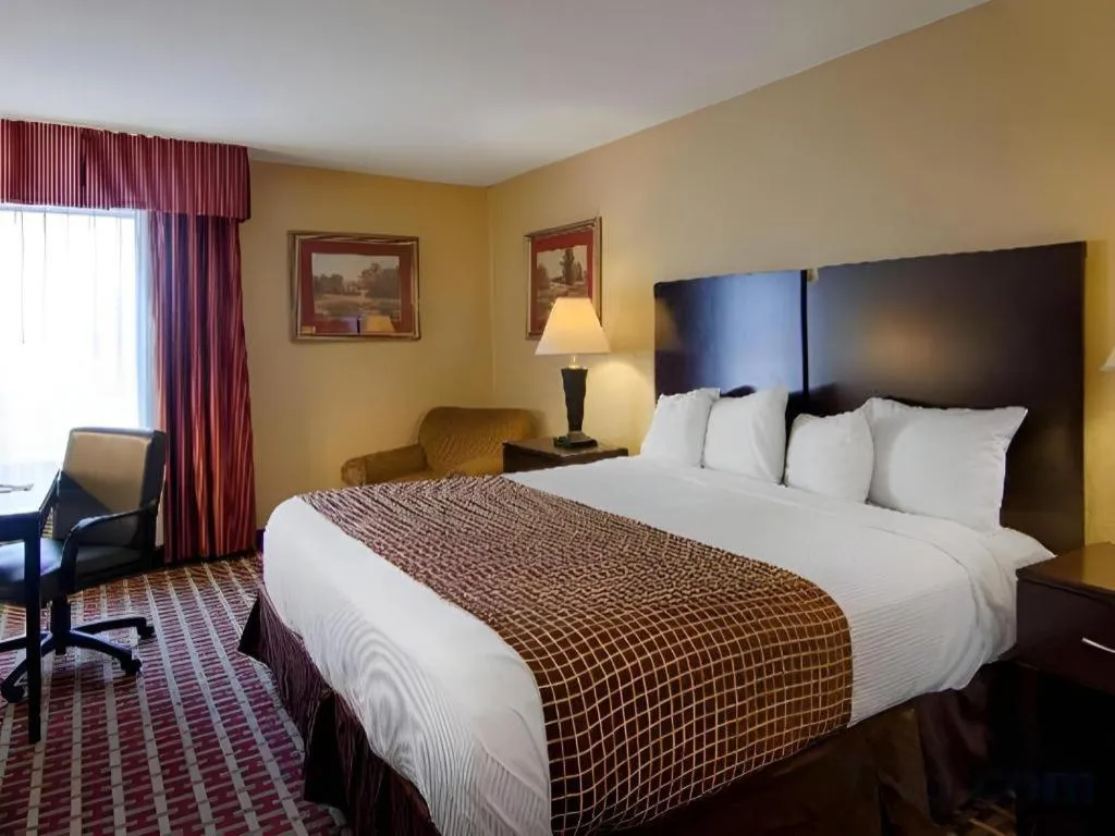 Bed in Surestay Plus Hotel Tarboro