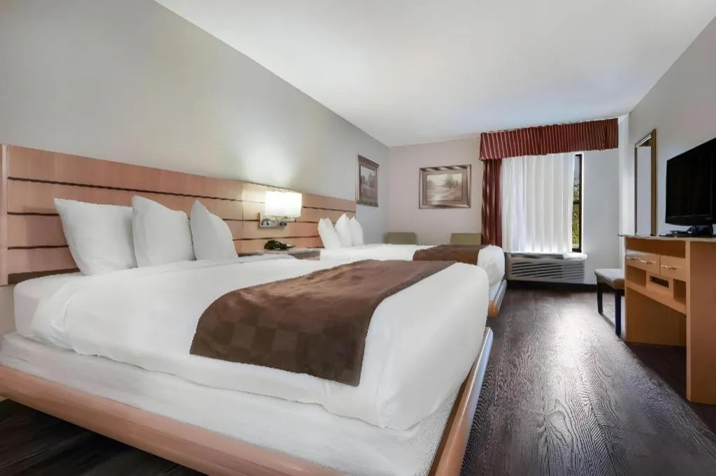 Bed in Surestay Plus Hotel Tarboro