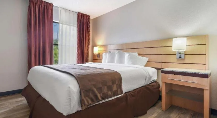 Bed in Surestay Plus Hotel Tarboro