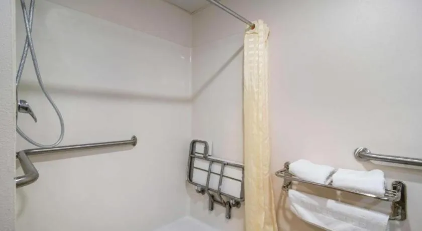 Bed in Surestay Plus Hotel Tarboro