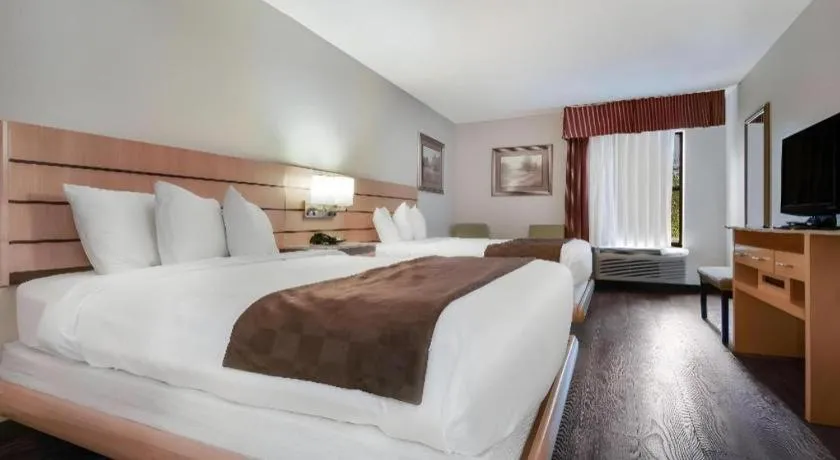 Bed in Surestay Plus Hotel Tarboro