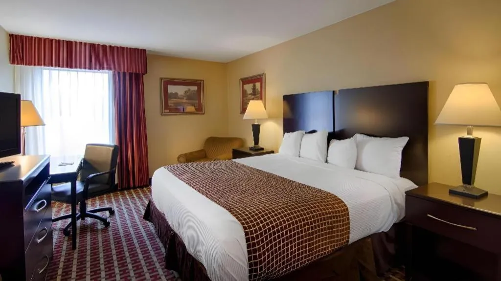 Bed in Surestay Plus Hotel Tarboro
