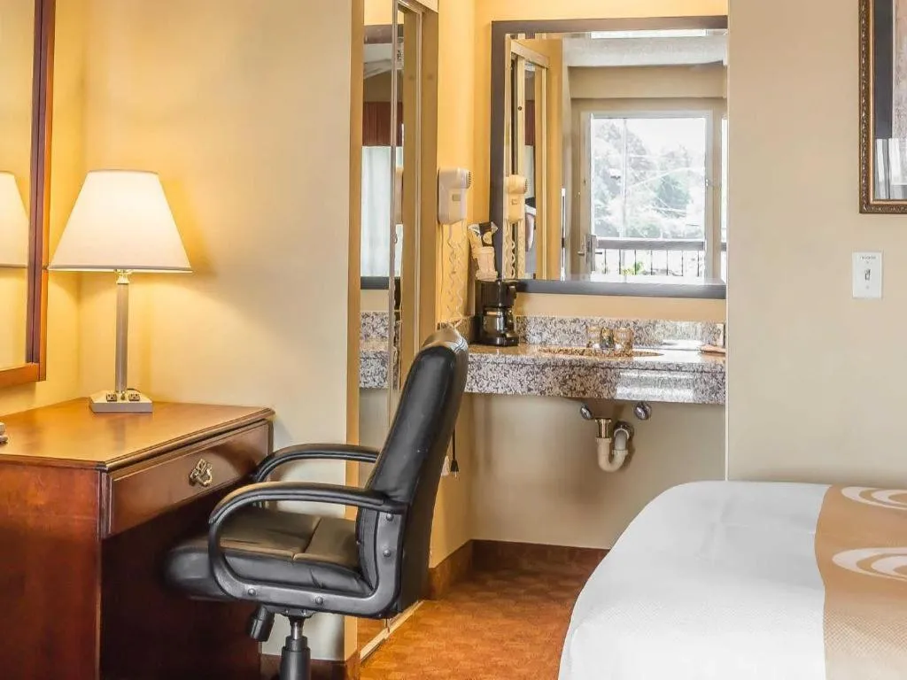 Bed in Quality Inn Calera I-65 exit 231