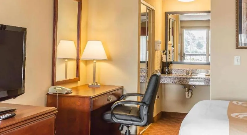 Bed in Quality Inn Calera I-65 exit 231