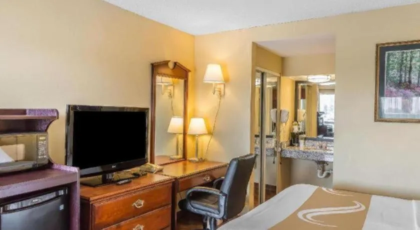 Bed in Quality Inn Calera I-65 exit 231