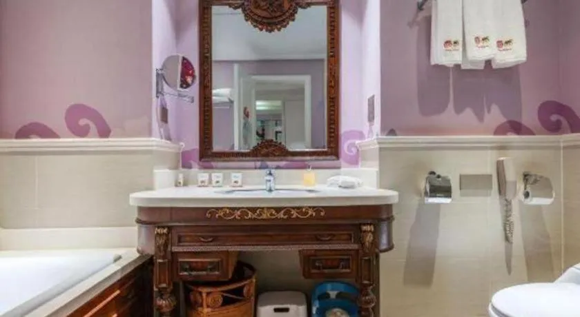 Hangzhou The First World Hotel