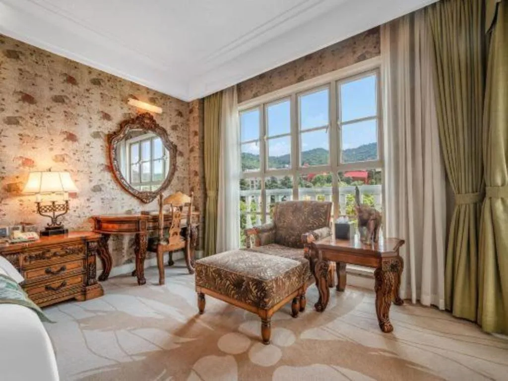 Hangzhou The First World Hotel