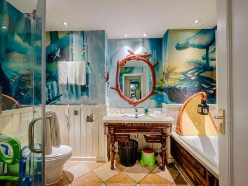 Hangzhou The First World Hotel