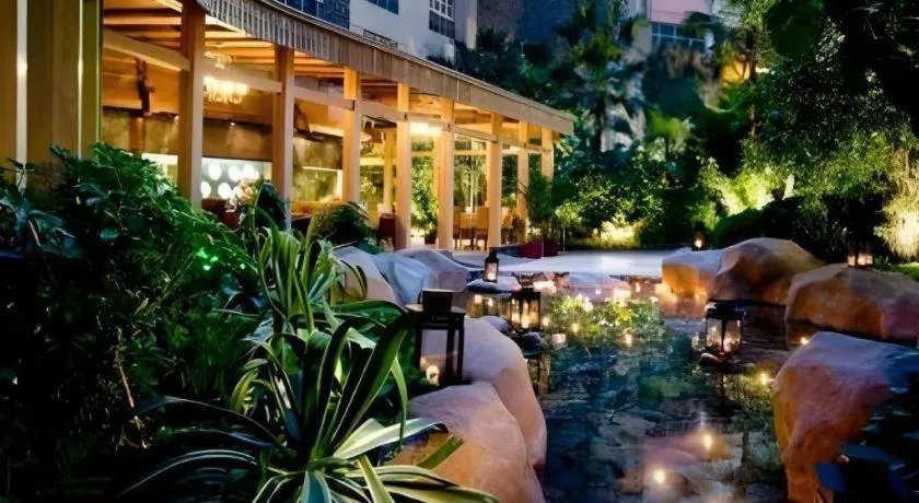 Hangzhou The First World Hotel