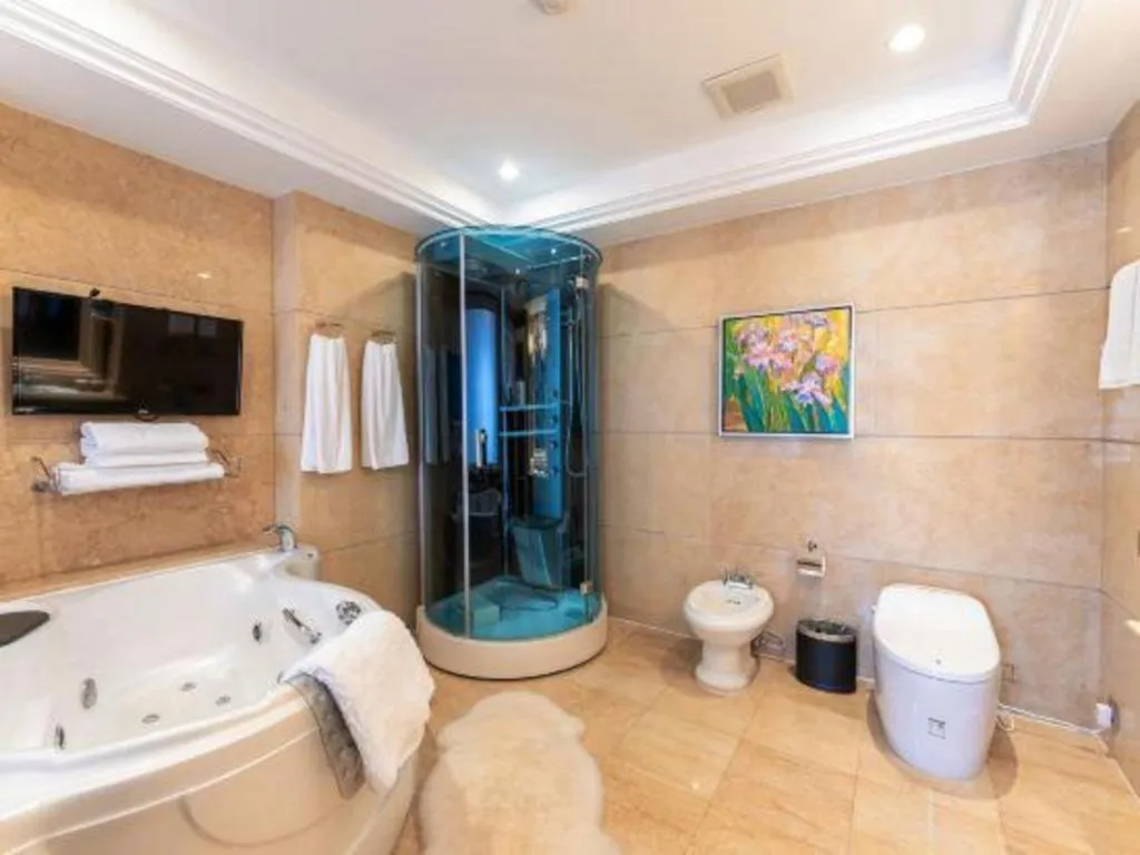 Hangzhou The First World Hotel