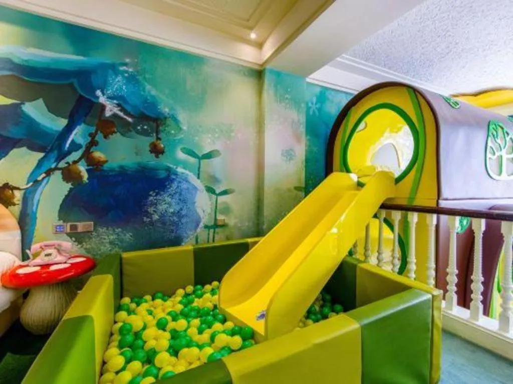 Hangzhou The First World Hotel