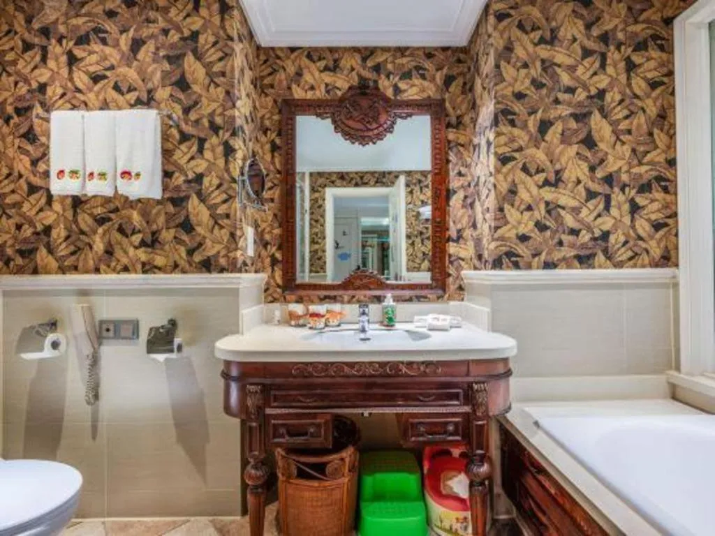 Hangzhou The First World Hotel