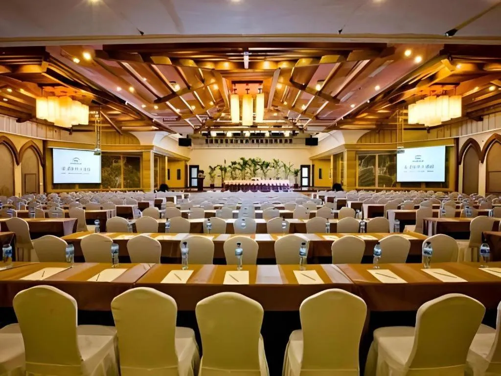 Hangzhou The First World Hotel