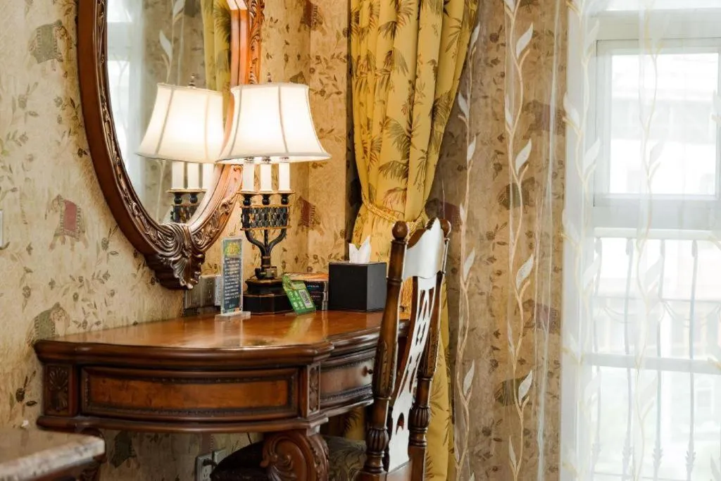 Hangzhou The First World Hotel