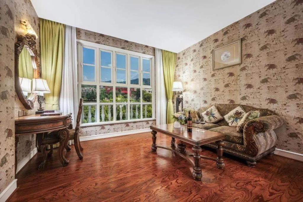 Hangzhou The First World Hotel