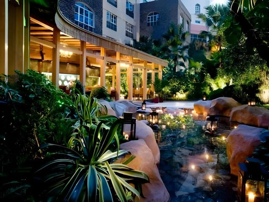 Hangzhou The First World Hotel