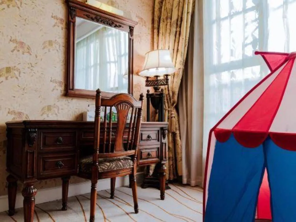 Hangzhou The First World Hotel