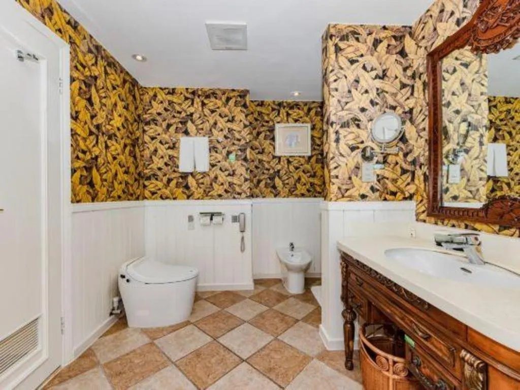 Hangzhou The First World Hotel