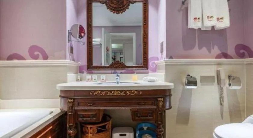 Hangzhou The First World Hotel