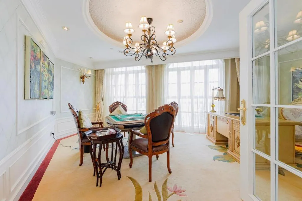 Hangzhou The First World Hotel