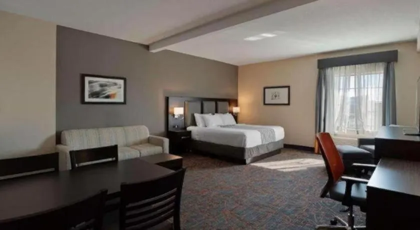 Bed in Best Western Plus Executive Inn