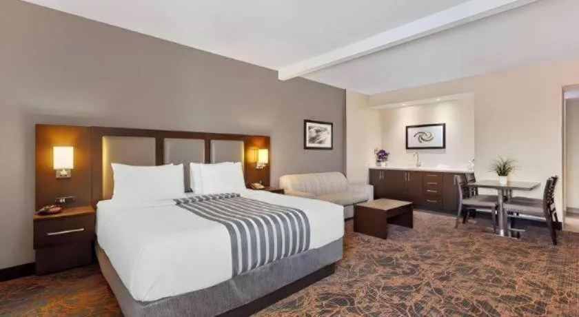 Bed in Best Western Plus Executive Inn