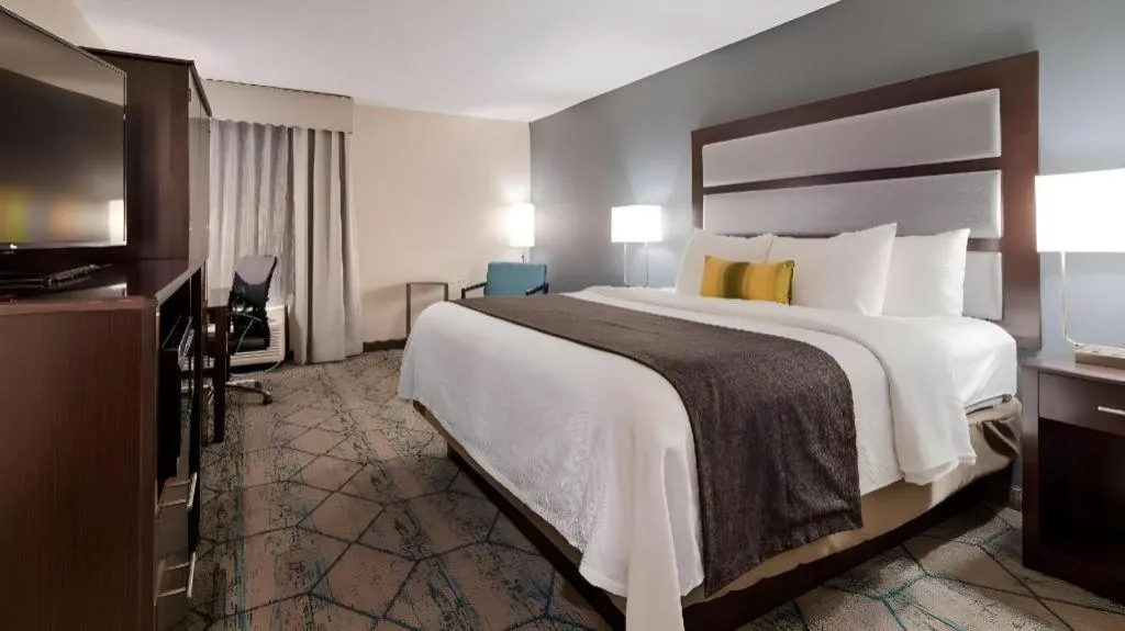 Bed in Best Western Plus Indianapolis NW Hotel