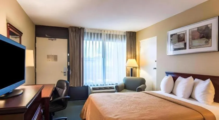 Bed in Quality Inn Manassas