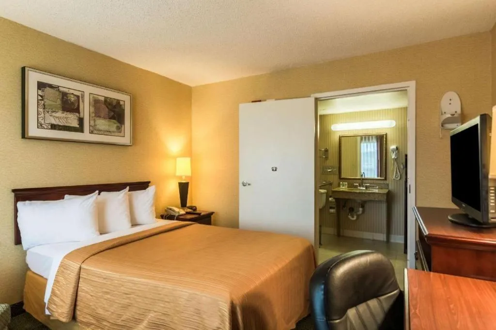 Bed in Quality Inn Manassas