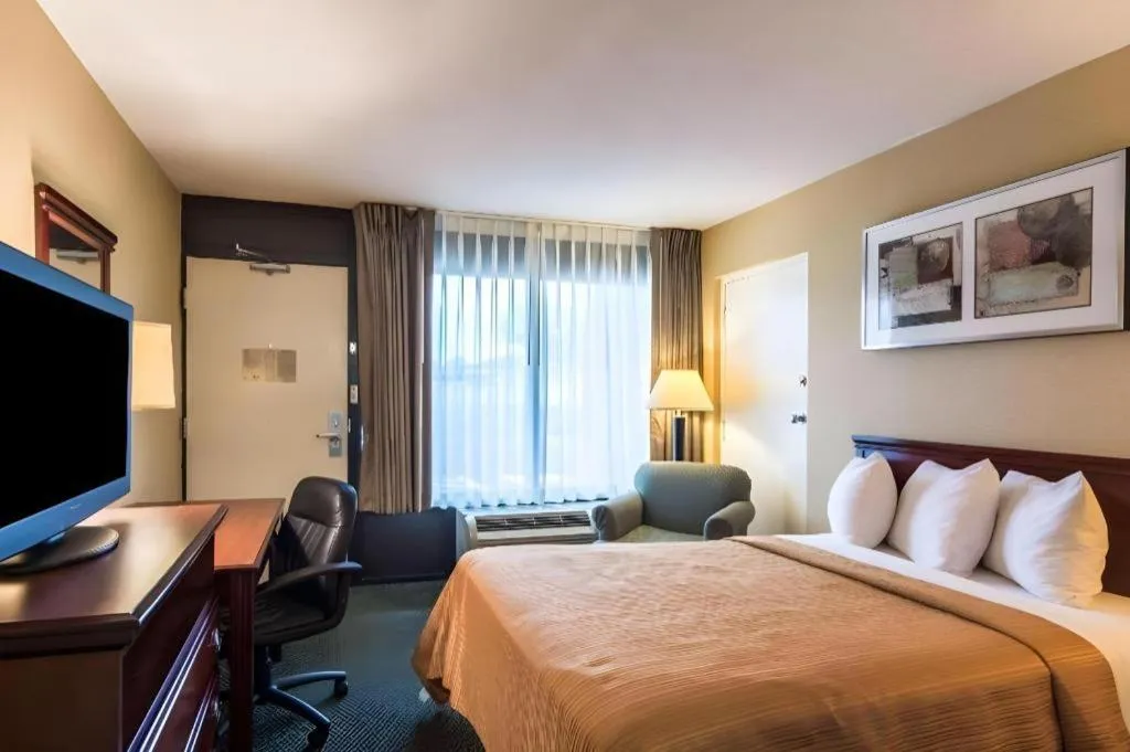 Bed in Quality Inn Manassas