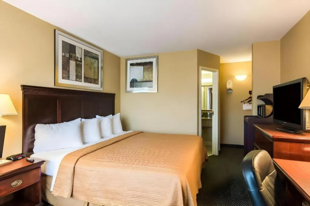 Bed in Quality Inn Manassas