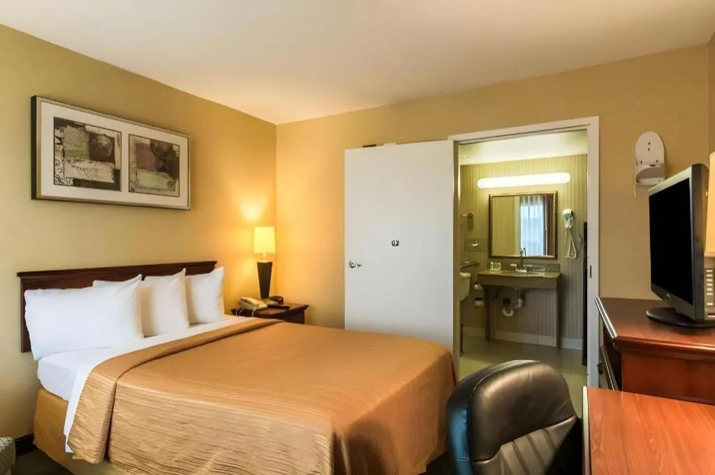 Bed in Quality Inn Manassas