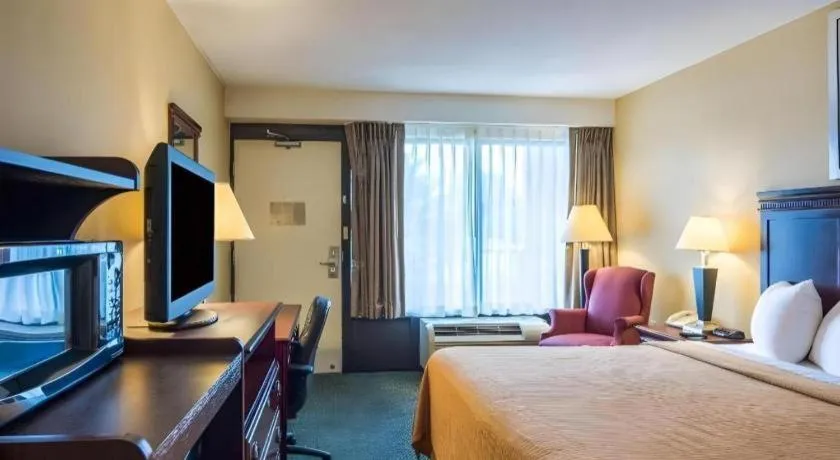 Bed in Quality Inn Manassas