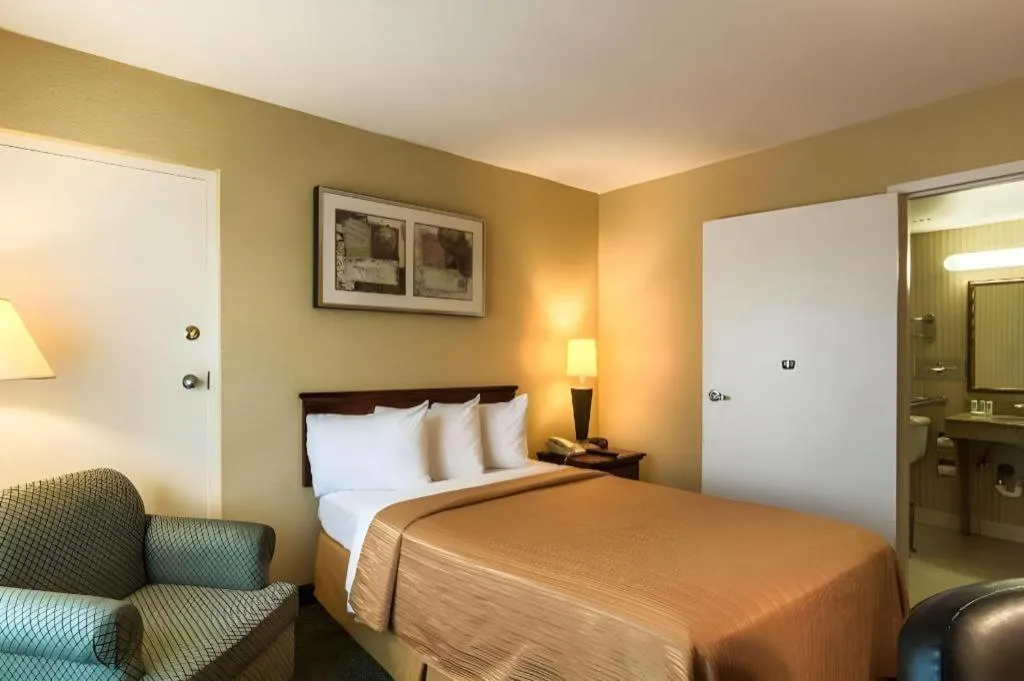 Bed in Quality Inn Manassas