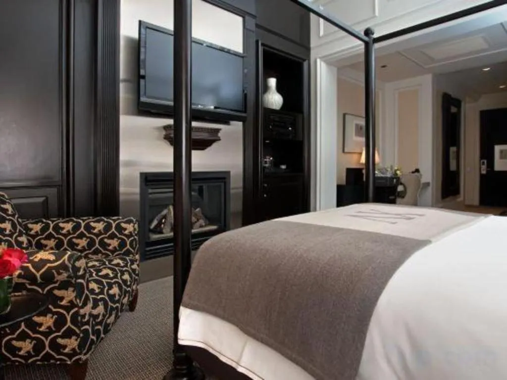 Bed in Fifteen Beacon Hotel