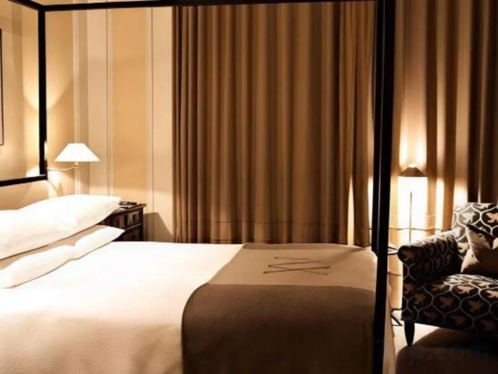 Bed in Fifteen Beacon Hotel