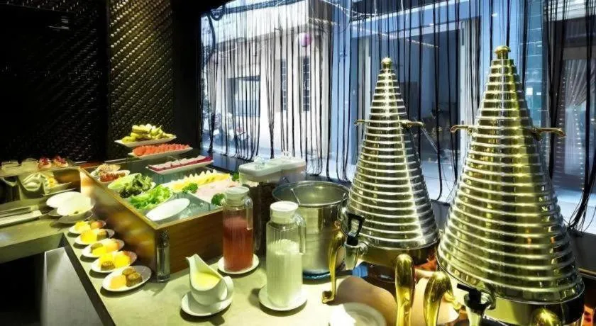 The White Hotel 8A Thai Van Lung