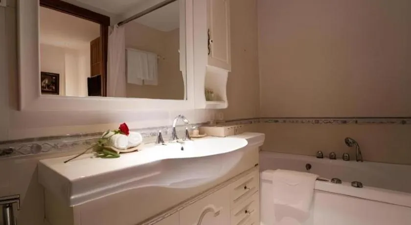 The White Hotel 8A Thai Van Lung