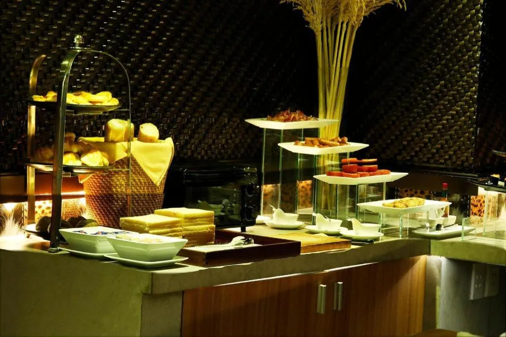 The White Hotel 8A Thai Van Lung