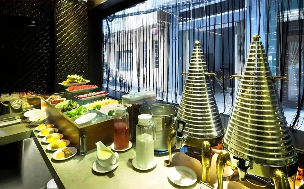 The White Hotel 8A Thai Van Lung