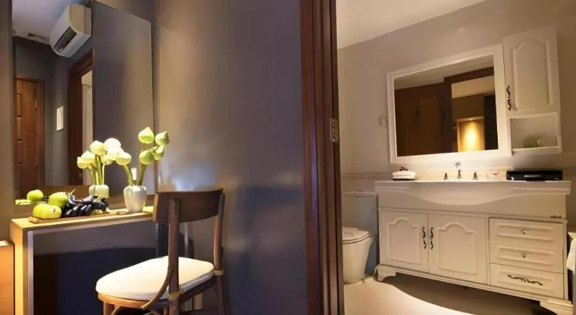 The White Hotel 8A Thai Van Lung