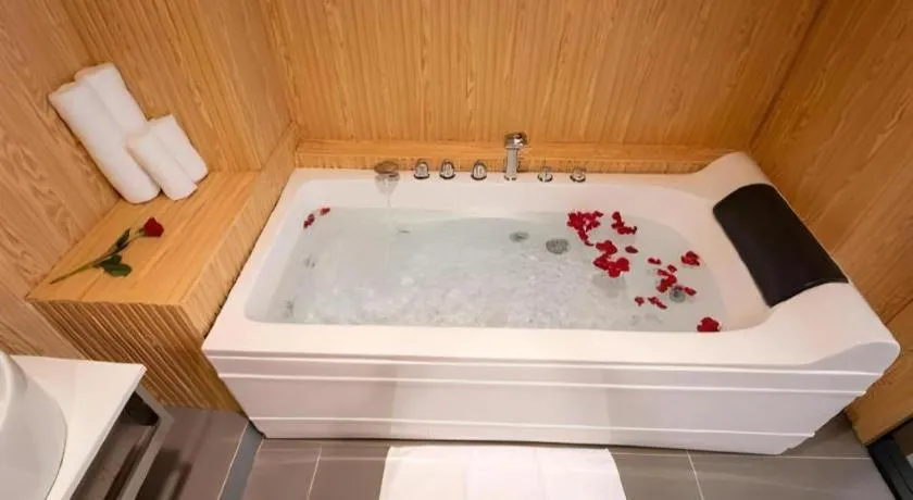 The White Hotel 8A Thai Van Lung