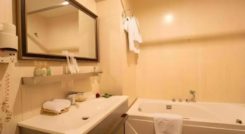 The White Hotel 8A Thai Van Lung